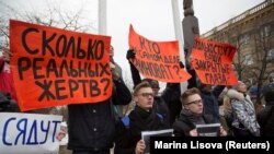 Стихийный митинг у здания администрации в Кемерове