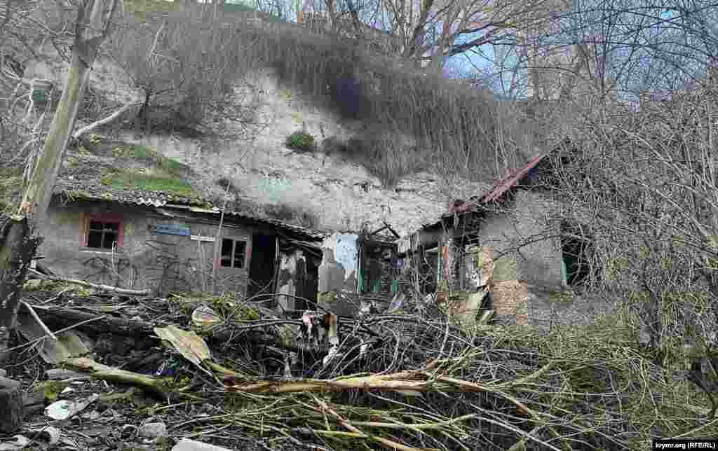 Залишки приватних домоволодінь на зверненому до вулиці Воровського терасах балки