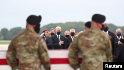 Американскиот претседател Џо Бајден им оддаде почит на американските војници убиени во Кабул