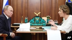 Președintele Vladimir Putin și comisara pentru copii, Maria Lvova-Belova, sunt acuzați de crime de război pentru deportarea copiilor ucraineni.
