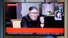 Түндүк Кореянын лидери Ким Чен Ын тууралуу берүүнү көрүп турган эл. Сеул, 2019. 