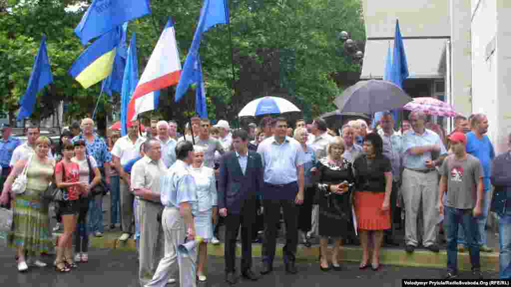 Влада заборонила акцію на захист української мови, але дозволила мітинг і ходу «Партії регіонів». У перших рядах прихильників мовного закону – міністр освіти Криму, кримські та сімферопольські депутати та чиновники