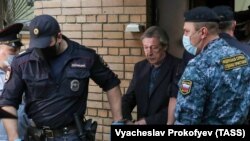 Михаил Ефремов перед зданием суда, сентябрь 2020 года