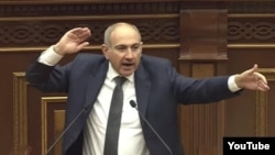 Nikol Paşinyan parlamentdə çıxış edir.