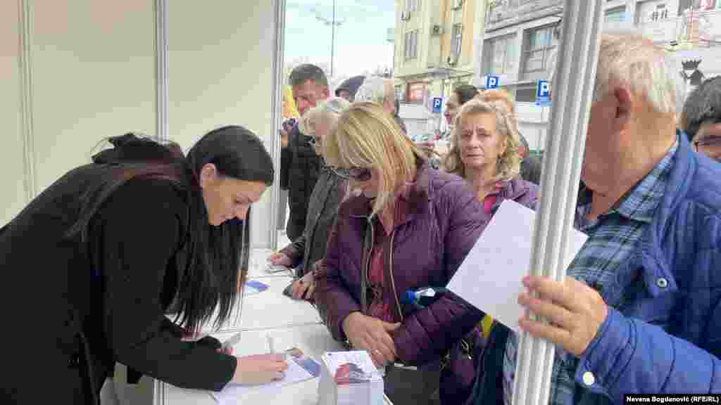 Građani na štandu potpisuju pristupnicu "Pokretu za narod i državu", čije je osnivanje najavio predsednik Srbije.
