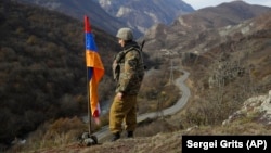 Արցախի ՊԲ զինծառայողը մարտական հերթապահության ժամանակ, արխիվ