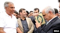 امیر حیات مقدم، استاندار خوزستان (نفر وسط) همراه با وزیر راه و ترابری ( سمت راست)