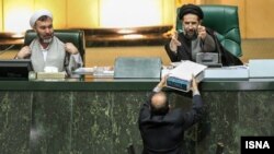 لایحه بودجه ۹۲، با ۸۴ روز تاخیر توسط لطف‌الله فروزنده و در غیاب محمود احمدی نژاد به مجلس ارایه شد
