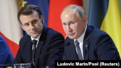 У заяві Кремля за підсумками телефонної розмови Путіна і Макрона сказано, що Москва «уважно» вивчить письмові відповіді, «після чого ухвалить рішення про подальші дії»