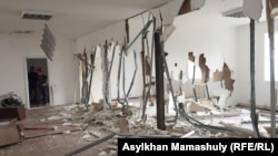 Жұмысшылар Ұлттық баспасөз клубы ғимаратының ішкі қабырғаларын бұзып жатыр. Алматы, 23 тамыз 2016 жыл.