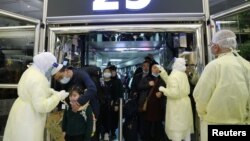 معاینه مسافران چینی با تبسنج هنگام ورود به خاک عربستان سعودی