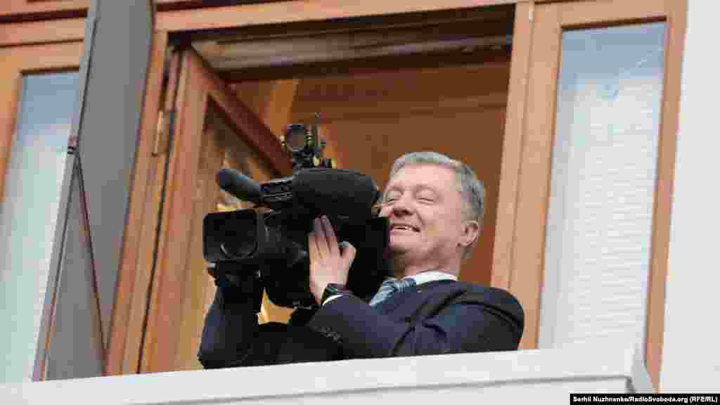 П'ятий президент України Петро Порошенко на балконі президентської адміністрації. Кілька тисяч людей прийшли на Банкову до Порошенка, чия президентська каденція добігає кінця, щоб висловити подяку за зроблене ним для України. Київ, 22 квітня 2019 року