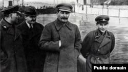 Йосип Сталін і його поплічники: Ворошилов, Молотов (ліворуч), Єжов (праворуч) 1937 рік