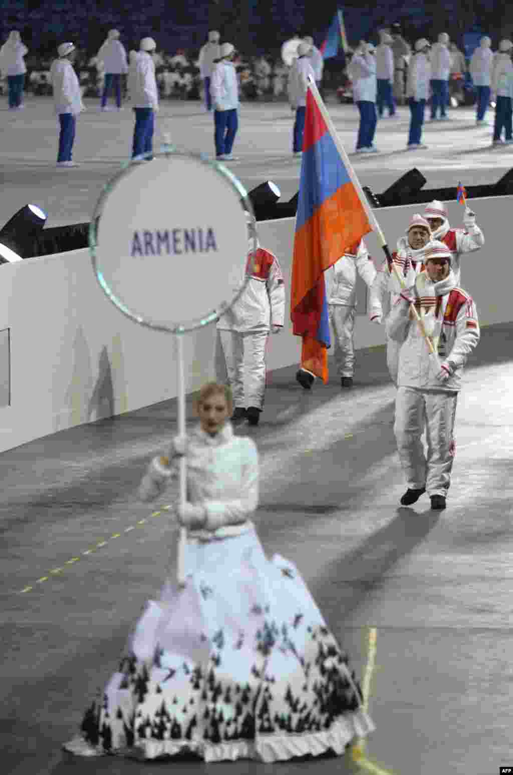 Susjedna Armenija nudi novčane nagrade od 30.000 dolara za zlatne medalje, 20.000 dolara za srebro, a 10.000 dolara za bronze. Niti Azerbajdžan niti Armenija nisu osvojili medalje na posljednjim ZOI.