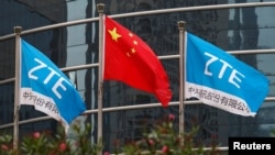 Прапори ZTE та державний прапор Китаю перед офісом компанії в місті Шеньчжень, ілюстративне фото