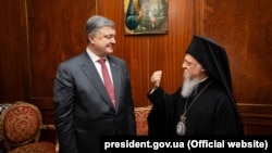 Украинскиот претседател Петро Порошенко и цариградскиот патријарх Вартоломеј.