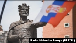 Zastava Srbije na Trgu kneza Lazara, Severna Mitrovica