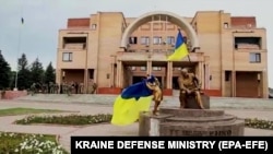 Українські прапори в центрі міста Балаклія Харківської області, яке Збройні сили України звільнили від російських військових. Балаклія 10 вересня 2022 р