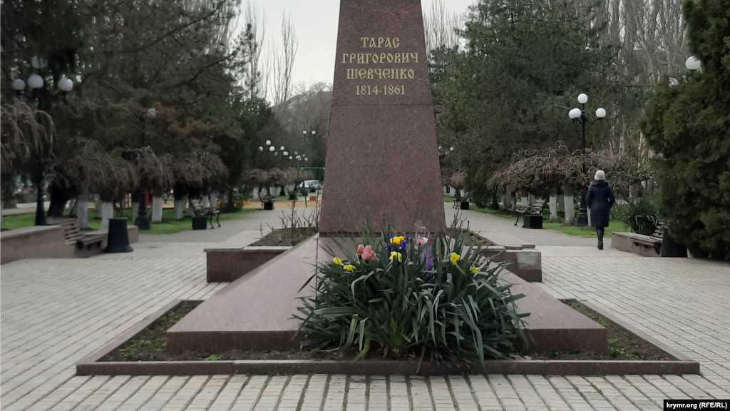 Пам'ятник Тарасу Шевченку в Керчі встановлено в одному з центральних парків міста, неподалік від будівлі міської адміністрації. Після російської анексії Криму керчани продовжували приносити квіти до пам'ятника в день народження поета