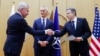 Ministrul finlandez de externe Pekka Haavisto (stânga), secretarul general al NATO, Jens Stoltenberg și secretarul de stat al Statelor Unite, Antony Blinken, Bruxelles, marți, 4 aprilie 2023.