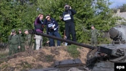 Представники місії ОБСЄ спостерігають за відведенням військ у селищі Петровське, що недалеко від Донецька. 3 жовтня 2016 року
