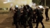 Policajci ispaljuju suzavce na građane u Podgorici, 24 juna 2020. 