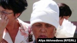 Жительница Кызылагаша жалуется, что времянки и сараи в селе после наводнения не восстановили.