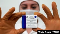 Medicinska sestra drži komplet dozu vakcine Sputnjik Ve koju je Srbija od Rusije već poručila (4. decembar)
