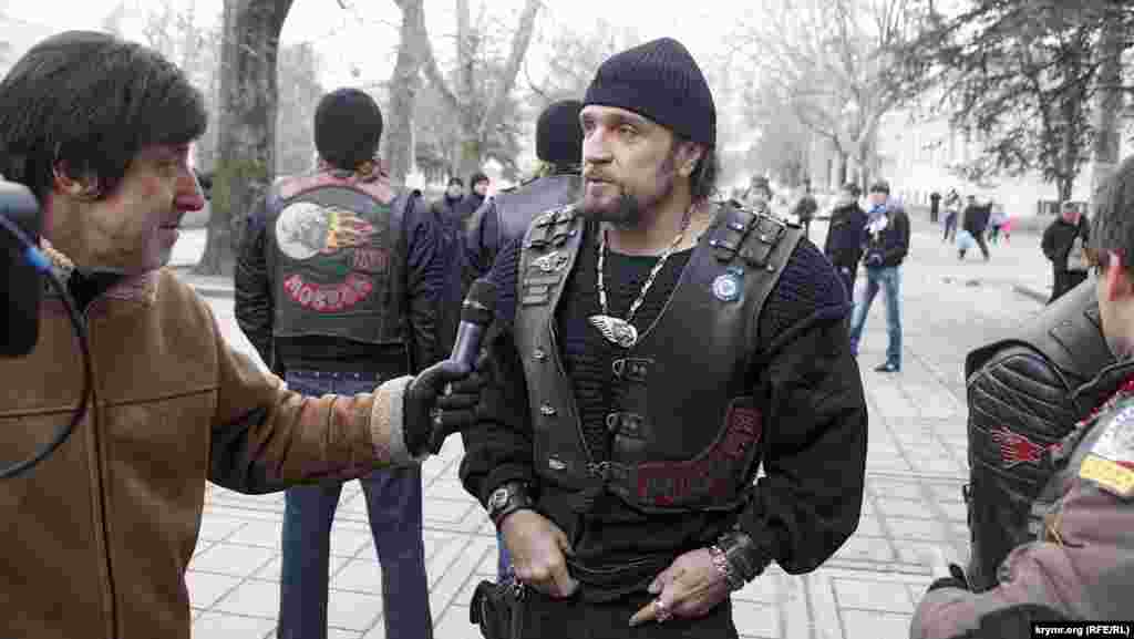 Появился «Хирург» с «волками». Дал интервью поджидавшим его телевизионщикам.