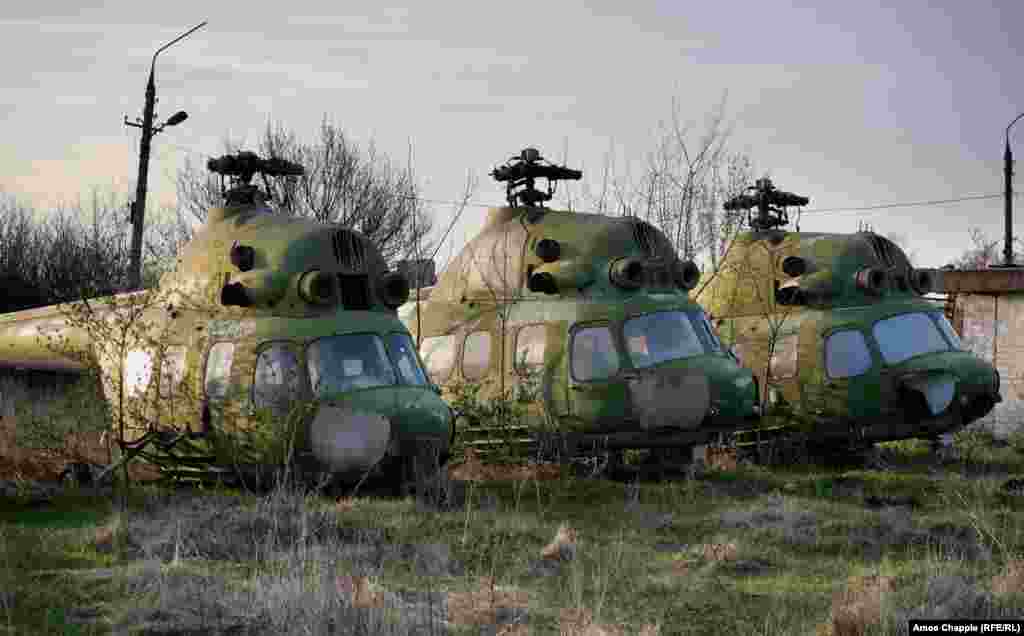 …і кілька гелікоптерів «Мі-2» – всі вони залишилися беззахисними перед негодою