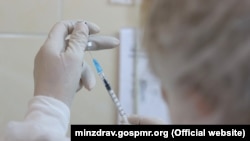 Autoritățile au procurat 200.000 de doze de vaccin care au costat aproximativ 17 milioane de lei, bani alocați din fondul măsurilor de profilaxie al Companiei Naționale de Asigurări în Medicină.