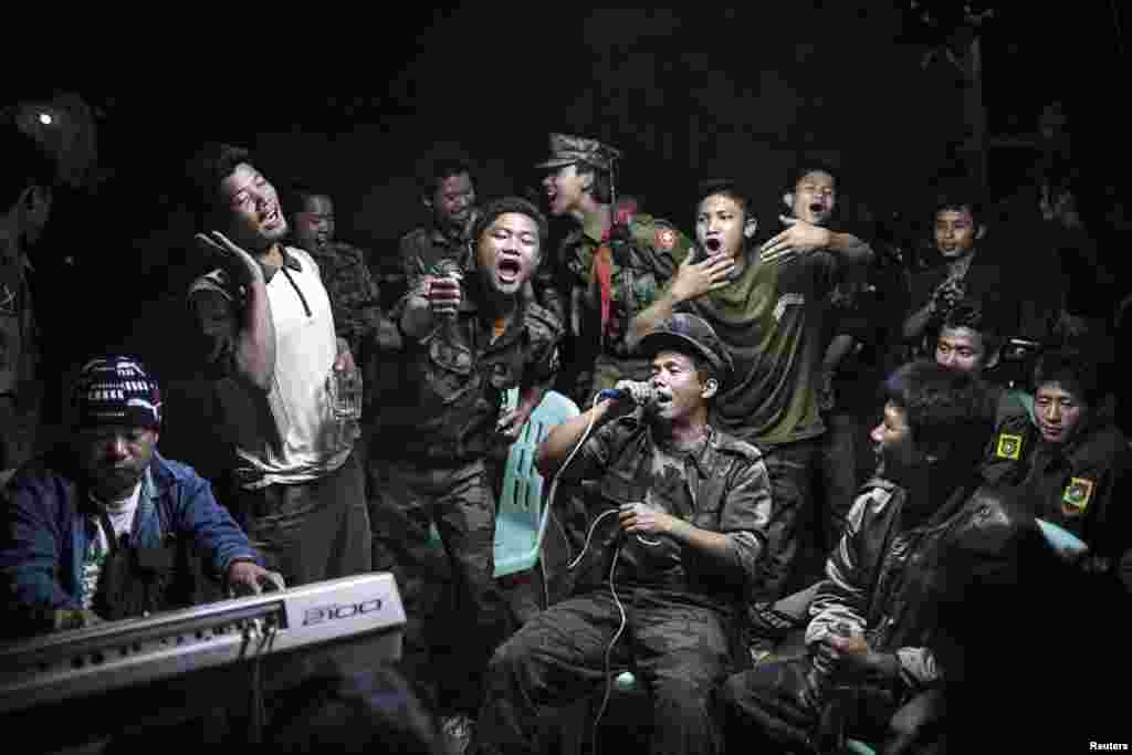 Юліус Шранк, нямецкі фатограф з De Volkskrant, выйграў першы прыз у намінацыі «Паўсядзённае жыцьцё»: паўстанцы войска народнасьці качы (Бірма) сьпяваюць на пахаваньні свайго камандзіра.