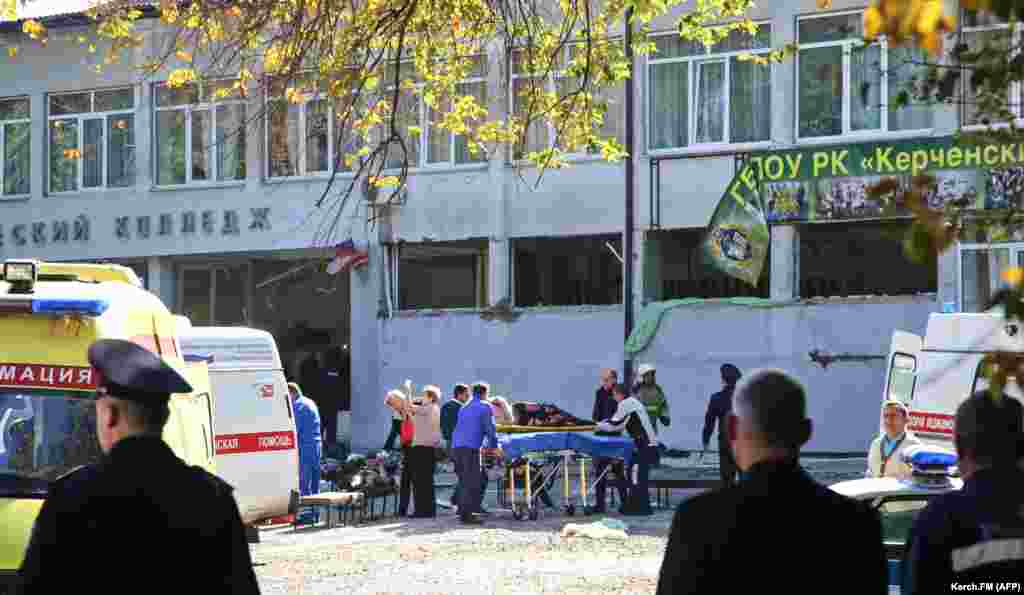Спасатели несут жертву взрыва в колледже 