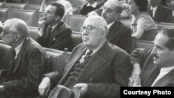 Садри Максуди (уртада) ХХ гасырның беренче чирегендә Идел-Урал төбәгенең иң мәшһүр шәхесләренең берсе санала