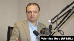Ion Manole, director executiv Promo-Lex, în studioul Europei Libere de la Chișinău (foto arhivă)