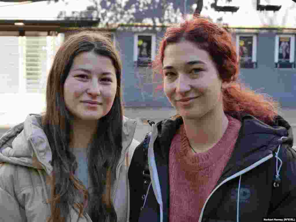 Alexia (dreapta) are 23 de ani și vede votul ca pe o necesitate. „Dacă vrei o schimbare, trebuie să vii la urne”. Prietena ei, Antonia(stânga), spune că vrea să rămână în țară în perioada următoare și este de părere că votul îi va influența următorii ani din viață. 