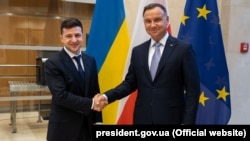 Президент України Володимир Зеленський (ліворуч) і президент Польщі Анджей Дуда під час спільного брифінгу в Брюсселі, 4 червня 2019 року 