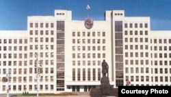 Бел-чырвона-белы сьцяг і герб «Пагоня» на Доме ўраду. 1991 год
