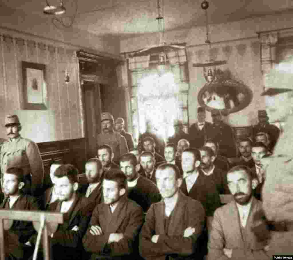 Suđenje, Princip sjedi u sredini prvog reda, oktobar 1914.