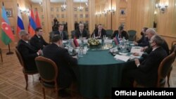 Заседание трёхсторонней рабочей группы (архивная фотография)
