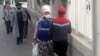 COVID-19: Barha köp adam wirusa ýolugýar, daşary ýurt kärhanasy hünärmenlerini öz hasabyna bejerýär