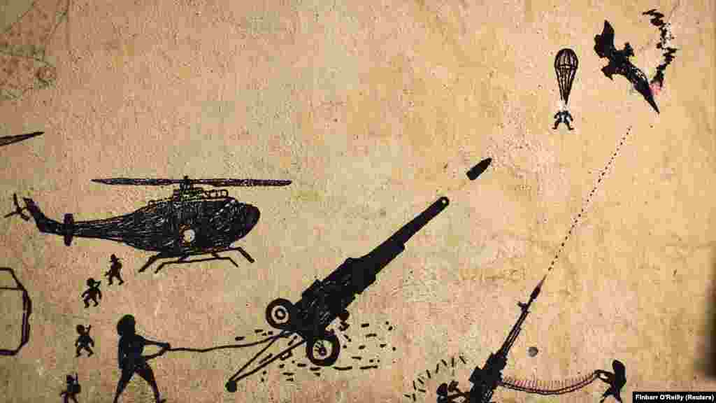 Рисунки, оставени от бойци на талибаните в комплекс в афганистанската провинция Хелманд през 2010 г. Войната в Афганистан, водена от западни сили начело със САЩ срещу режима на талибаните, продължава от 2001 г. - след атентата атака в Ню Йорк срещу Световния търговски център, до 2021 г. 
