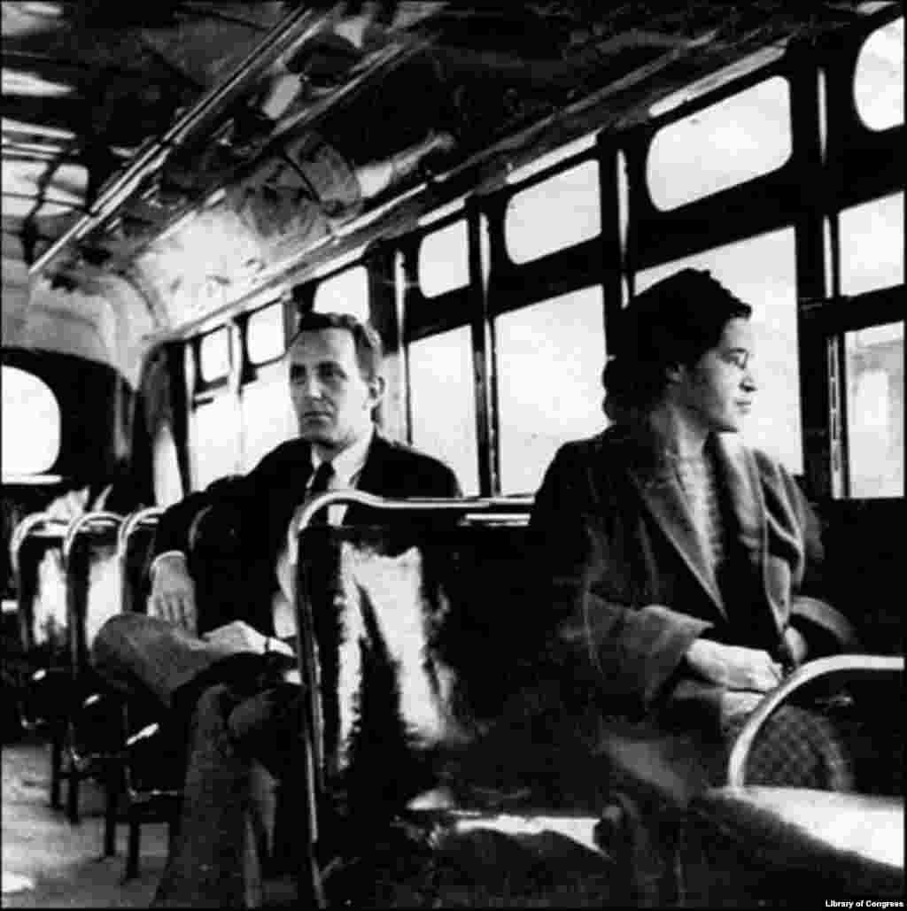 Роза Паркс в автобусе в Монтгомери с журналистом в 1956 году, после того как Верховный Суд США принял решение, что сегрегация в городском транспорте является незаконной. Решение суда было принято под давлением активистов, бойкотирующих общественный транспорт.