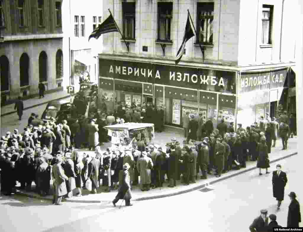 Місцеві жителі в Белграді шикуються в чергу біля «Інформаційного центру США», щоб прочитати газети, які повідомляють про смерть Сталіна, в 1953 році