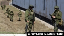 Російські військові без розпізнавальних знаків у Криму. 2014 рік