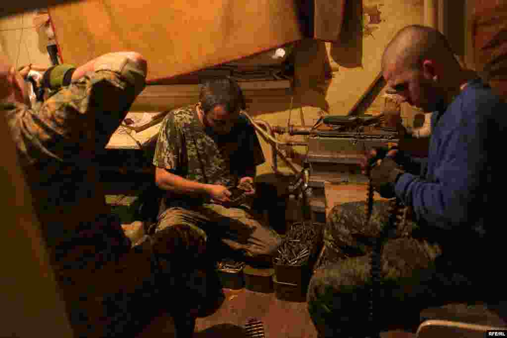 Добровольці готують зброю після того, як розвідка сповістила: попереду важкий нічний бій. Зліва – Аврам, ортодоксальний єврей із Західної України. Російські медіа зображають українську владу «фашистами», та, за словами Аврама, йому ніколи не доводилося стикатися з антисемітизмом у своїй країні