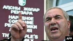 По словам Семена Пегова, первые лица абхазского парламента выборы провалили (на фото председатель Народного собрания Нугзар Ашуба)