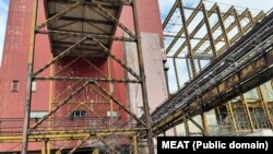 De 22 de ani, statul român plătește pentru „paza și conservarea” unui combinat abandonat.
