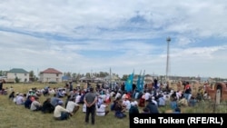 Приехавшие на поминки по Дулату Агадилу люди на кладбище, где похоронен активист. Село Талапкер Акмолинской области, 8 августа 2020 года.