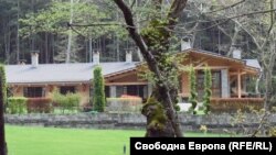 Неработещата къща за гости в местността Чинар куши до Сандански. Снимката е предоставена от "Благоевград Нюз".